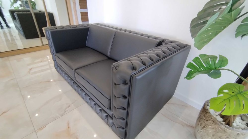 Sofa Versage, skóra naturalna, kanapa 2 osobowa stylowa Chesterfield