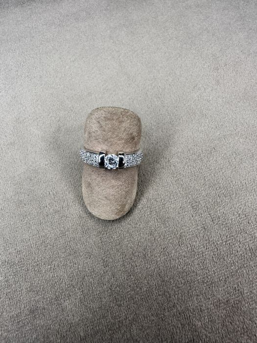 Anel em ouro branco com zirconeas. 19,2 quilates