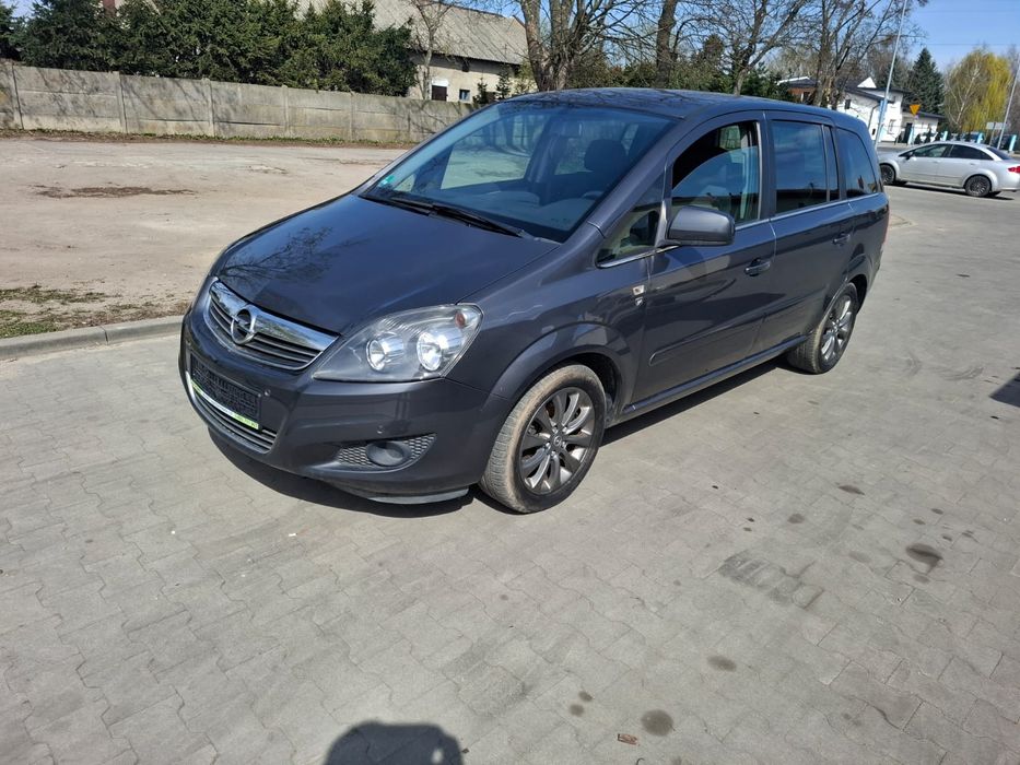 Opel Zafira 1.6 Benzyna • 2010 • 7 osób • Zadbana