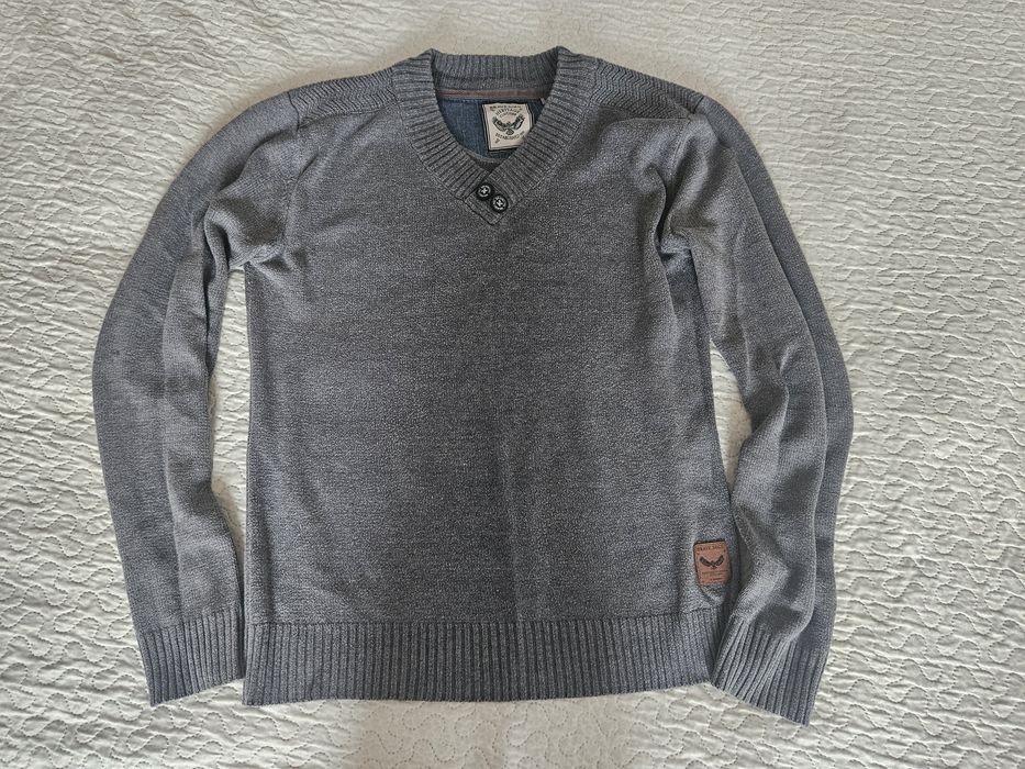 Sweter męski szary z guzikami przy dekolcie
