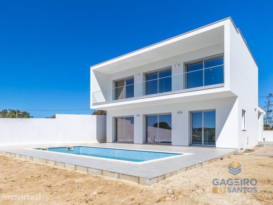 Moradia T4 com piscina, nova e pronta a habitar a 4 km da baía de S...