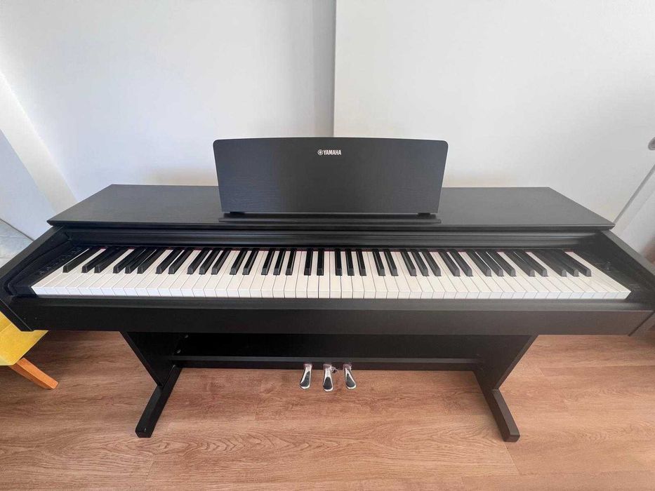 piano Yamaha usado como novo