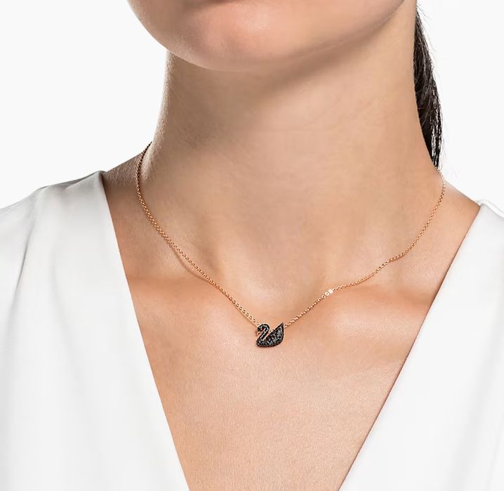 Colar dourado com cisne preto cravejado de brilhantes
