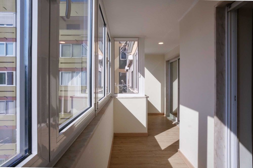 T3 renovado c/ garagem + carregamento elétrico (Metro C. Militar e Colombo)
