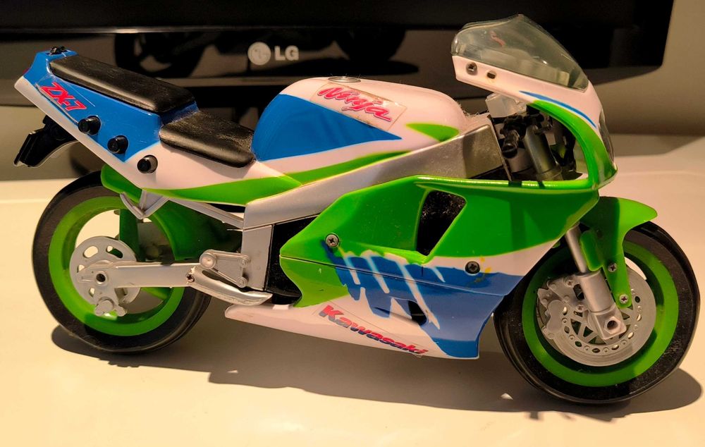 Moto Kawasaki ZX 7 escala 1/10