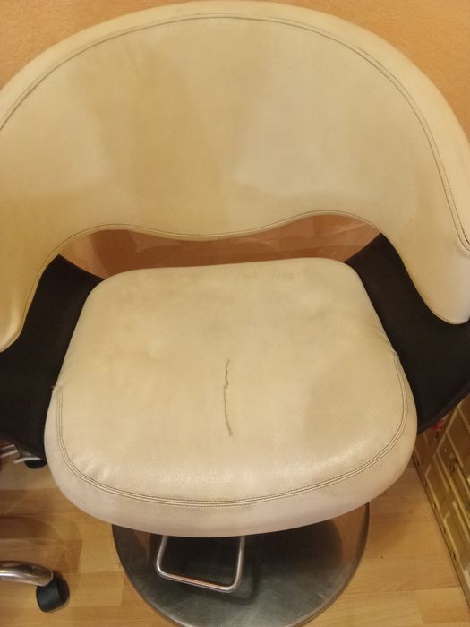 Кресло клиента и подставка под ноги для парикмахера