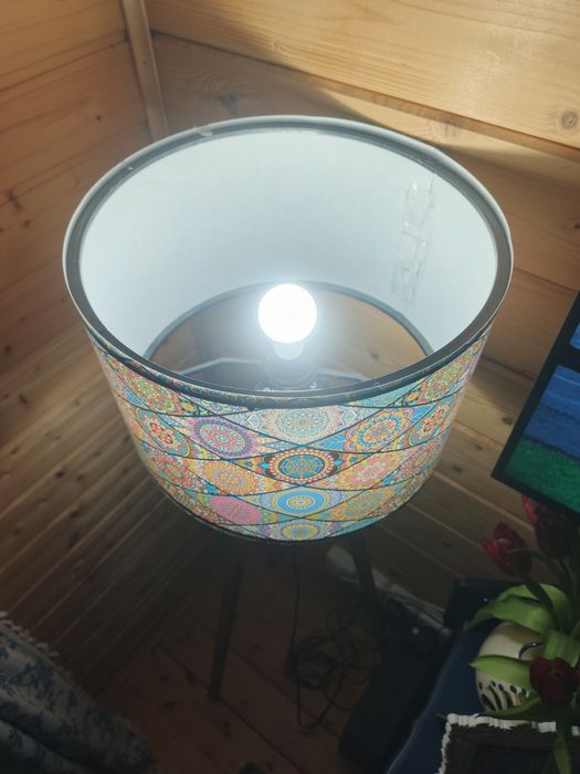 Lampa stojąca na nogach