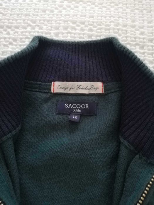 Camisola Sacoor, verde, detalhe com fecho na gola, tamanho 12 anos.