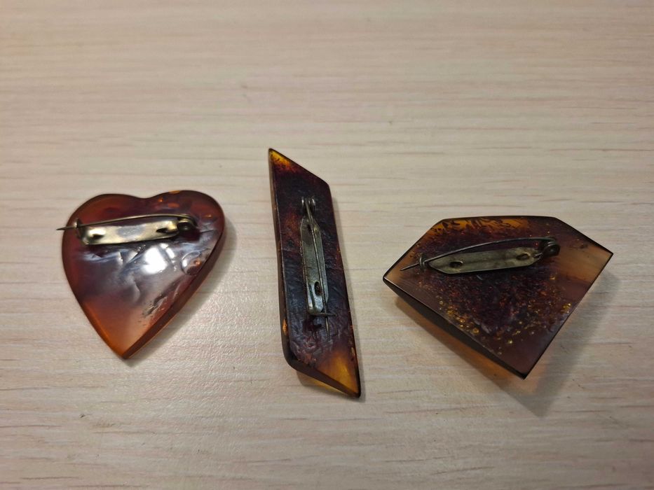 Trzy broszki bakelitowe - lata 60 XX wieku