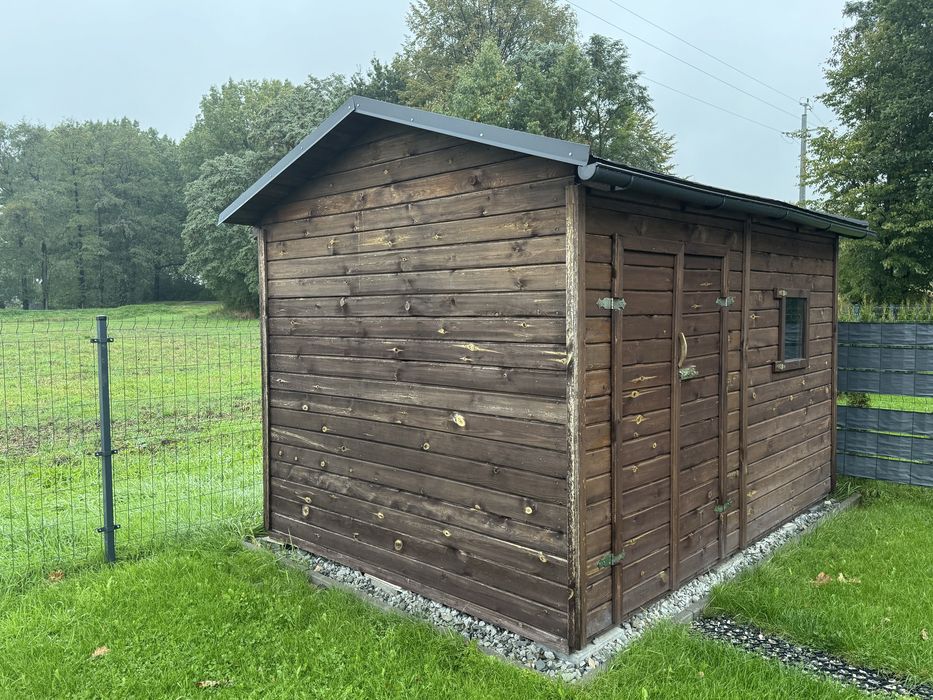 Drewniany domek ogrodowy