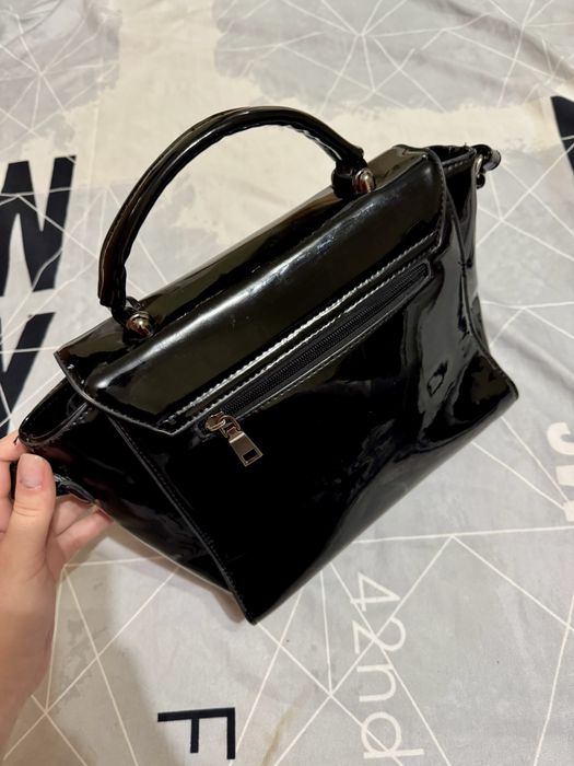 Жіноча чорна лакова сумочка