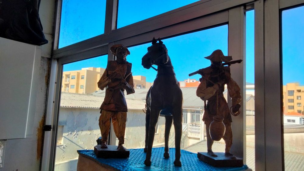 Figuras de dois velhinhos e um cavalo