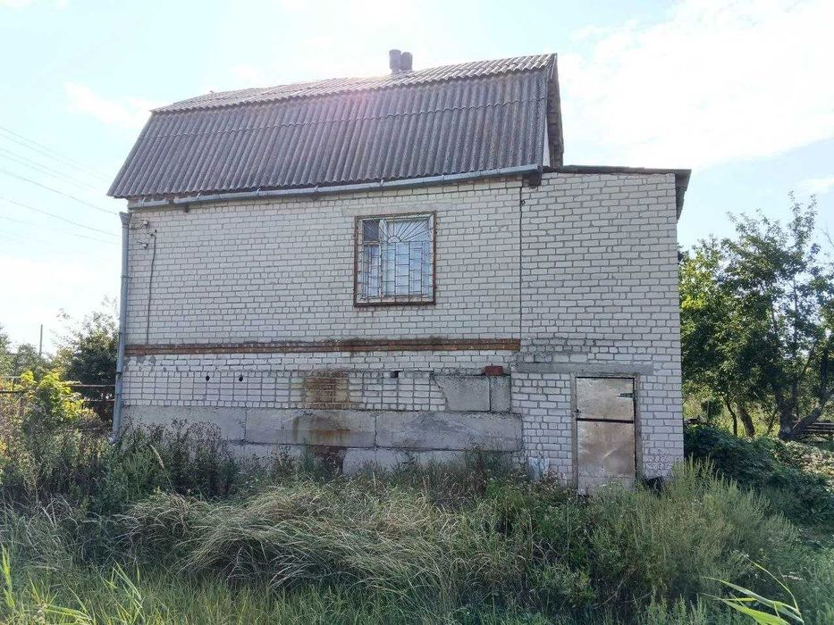 Здається великий 3-поверховий будинок у м. Самар біля річки