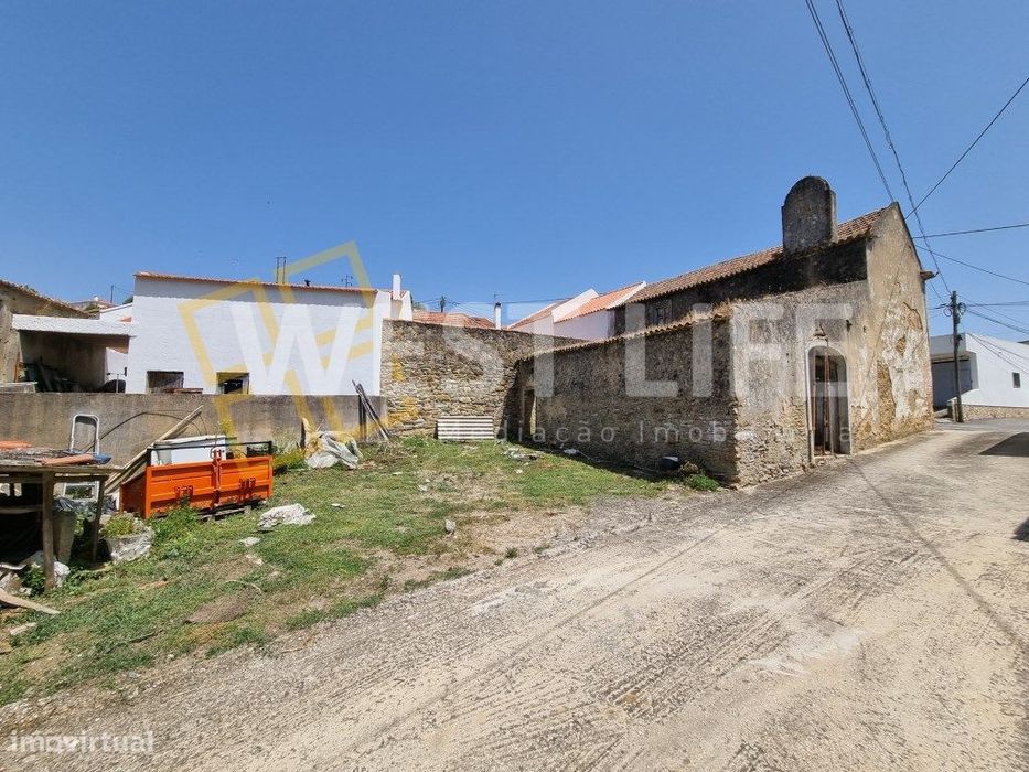 Moradia T2 em Ruína com Excelente Exposição Solar e Lote de 272m² -...