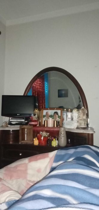 Secretaria e cama de casal