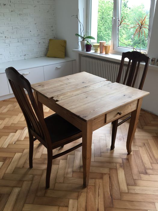 Stary drewniany stół rozkładany bez blatu