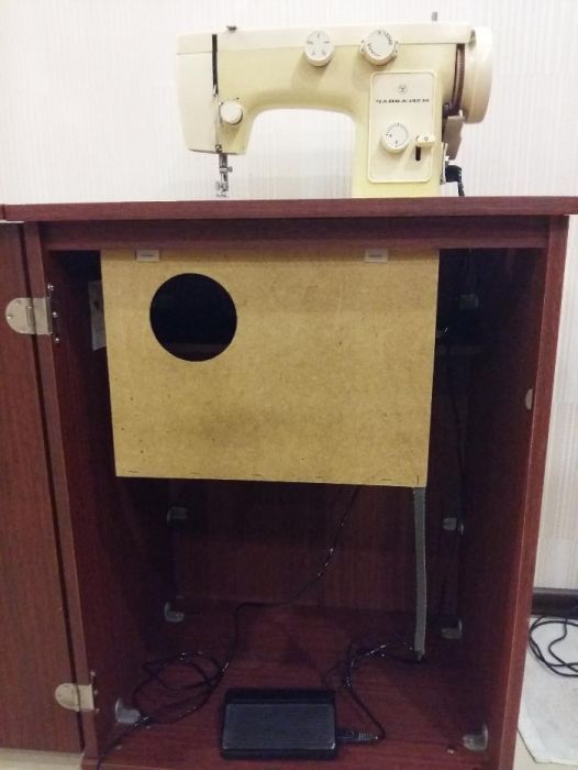 Продам швейну машинку Чайка-142М привод ножной электрический