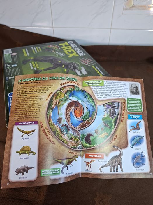 Clementoni O Grande T-Rex – dinossauro com sons e luzes