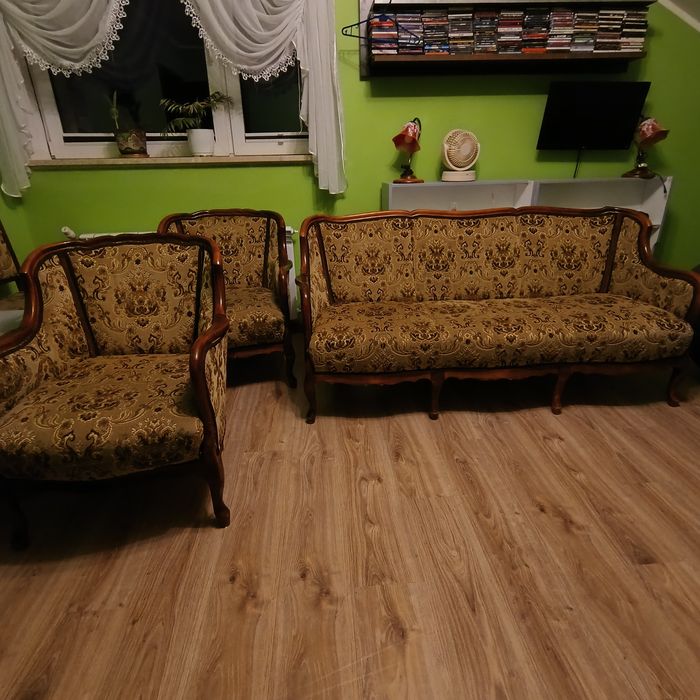 Sofa z fotelami stół i krzesła