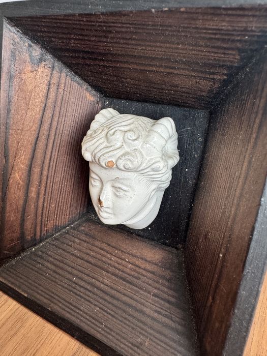 Głowa wawelska obraz rzeźba gipsowa głowa królowa król PRL