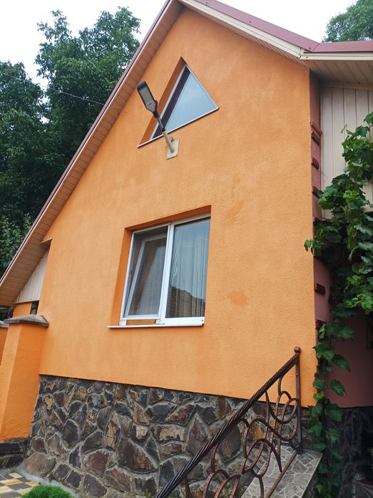 Здається будинок можливо на  дві родини.