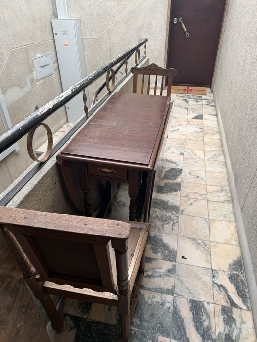 Mesa de Jantar Clássica em Madeira com Abas Laterais (Drop-Leaf)