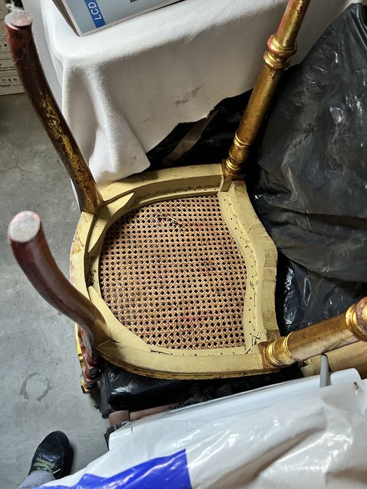 Cadeira Vintage pintada a tinta de ouro