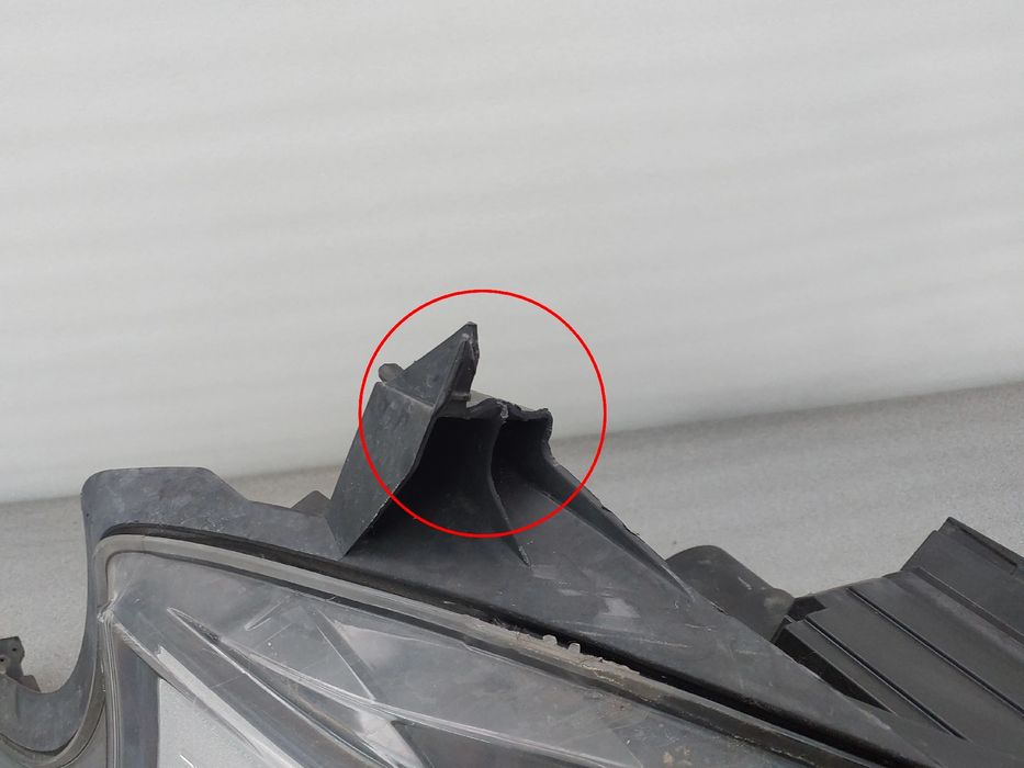 Ótica / farol esquerda RENAULT Trafic III (FG_)