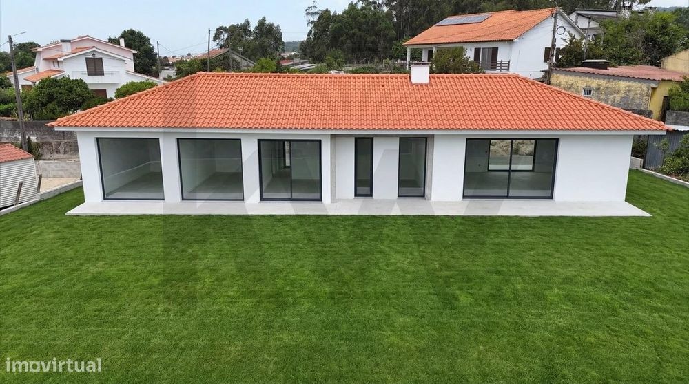 Moradia T3 térrea com terreno para concluir em Vile, Caminha