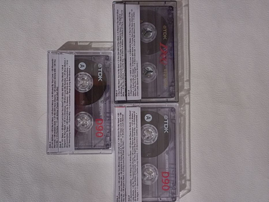 Новые кассеты с записью.