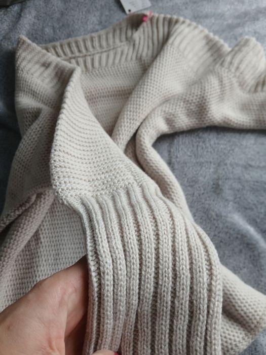 Beżowy sweter M/L kształt nietoperz