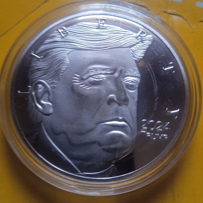 Монеты Дональд Трамп.