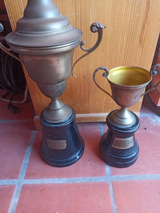 Taças troféu antigas em casquinha e metal com placa gravada
