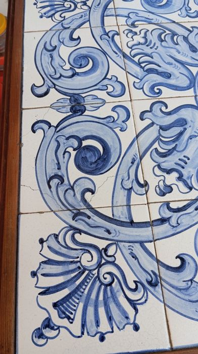 Mesa de Centro em Madeira Maciça com Painel Original de Azulejos Pintados à Mão – Eduardo Leite | Viúva Lamego