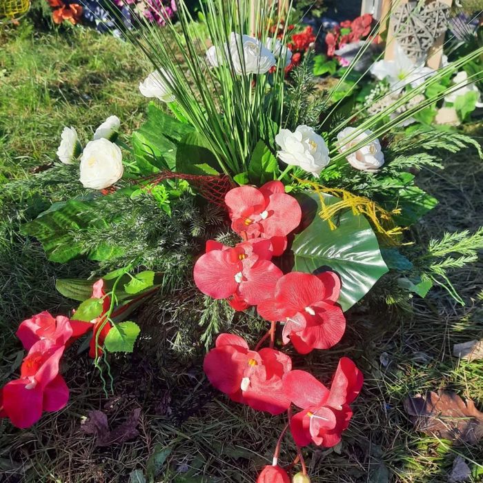 Kompozycja kwiatów na cmentarz