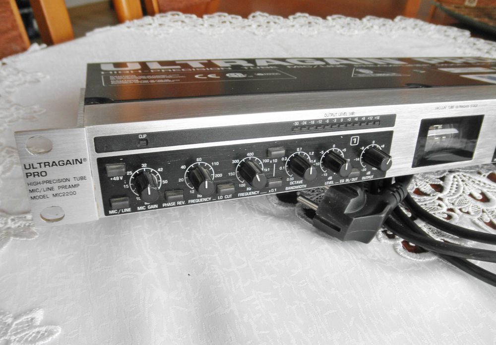 Behringer MIC 2200 Ultragain Pro. Preamplifier. Przedwzmacniacz.