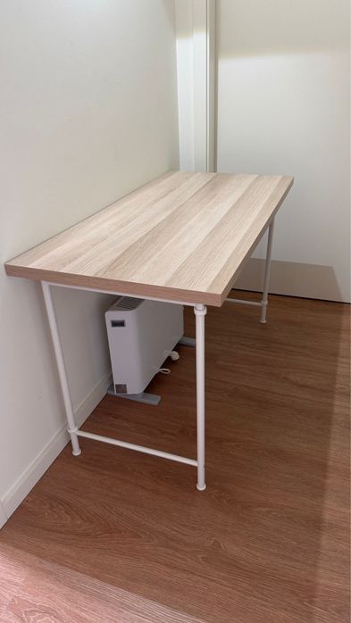Secretaria ikea de tampo de madeira