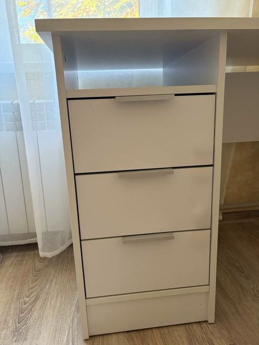 Стол письменный белый