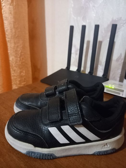 Кросівки адідас для хлопчика 27 р.
