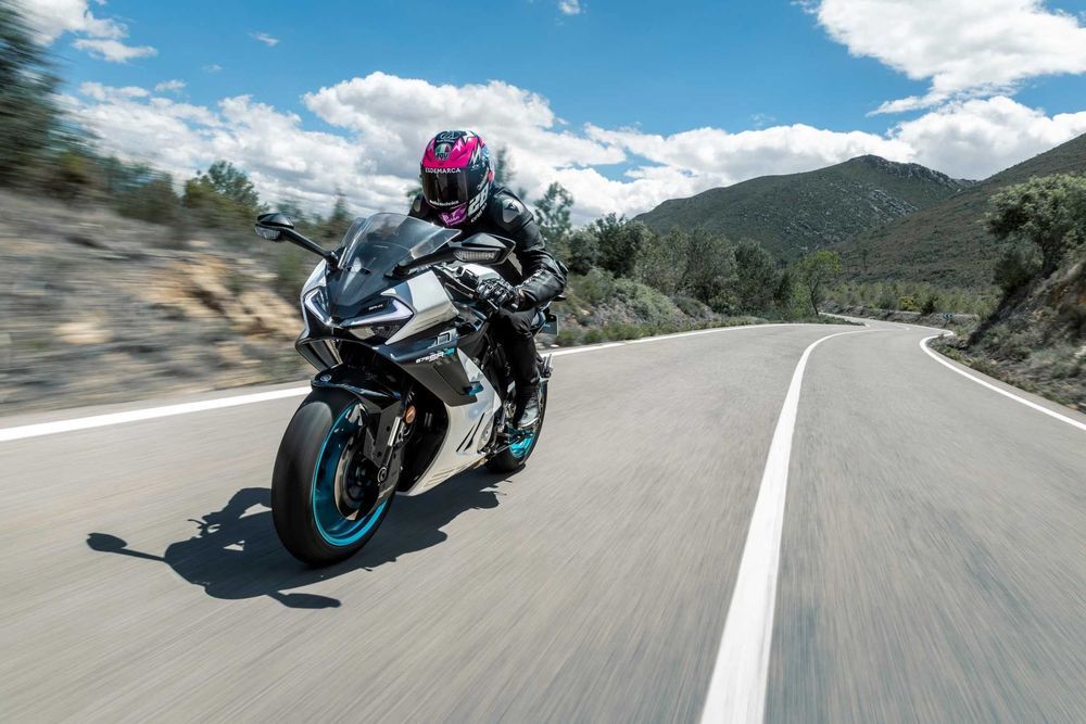 Мотоцикл CFMOTO 675SR-R