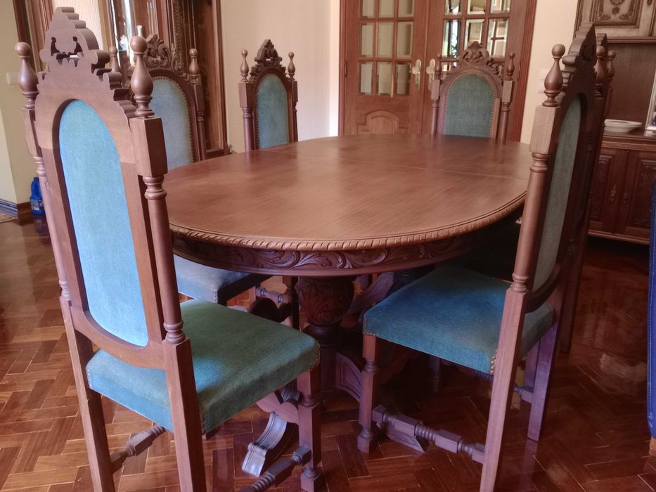Mesa com 8 cadeiras