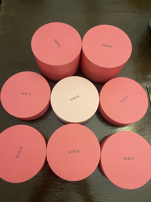 Tous 8 średnich pudełek róż