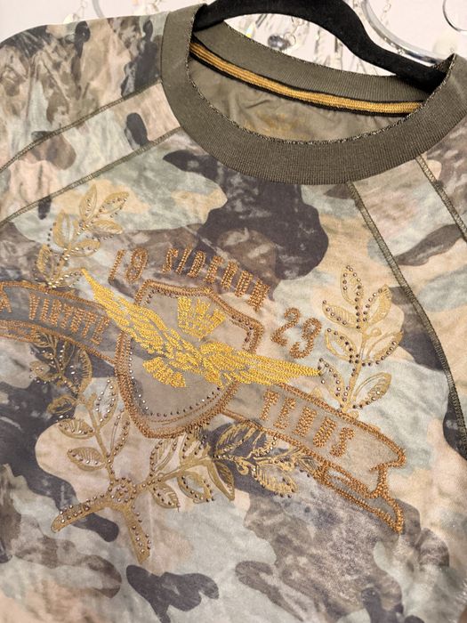 Koszulka moro z złotymi aplikacjami – militarny styl