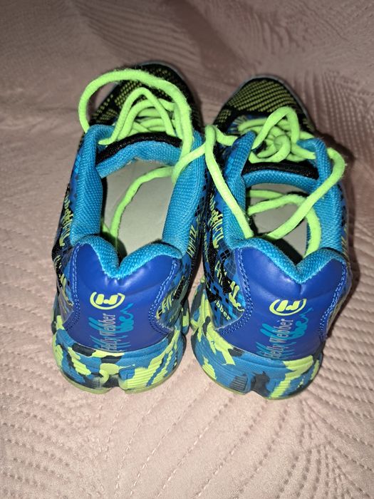 Дитячі кросівки.