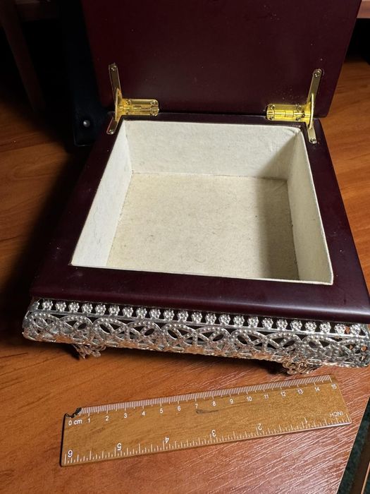 Шкатулка очень красивая!