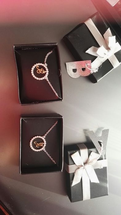 Naszyjniki z literka A, B(Avon)