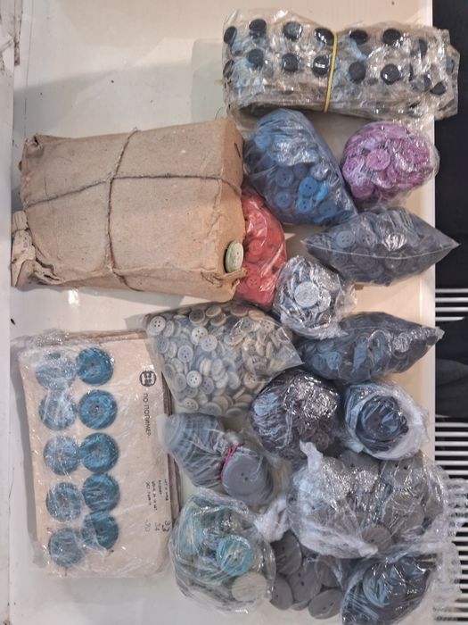 Гудзики різні, для сорочок та пальто, кофт