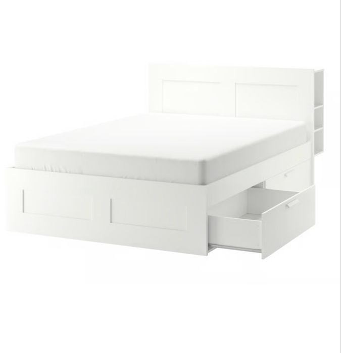 Cama com estrado e cabiceira