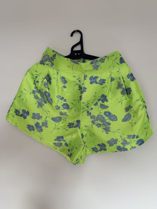 Crop top e calções verde fluorescente