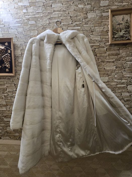 Біла шуба натуральна жіноча